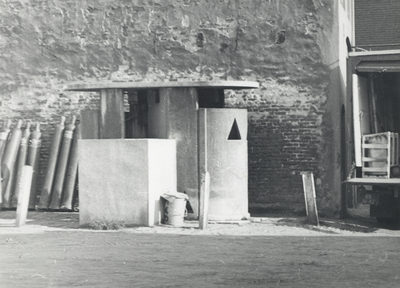 502628 Afbeelding van een urinoir op een onbekende lokatie in Utrecht.